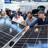 Besucher schauen sich auf der efa:ON 2023 Solarpanel an