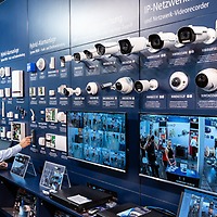 Mann guckt sich verschiedene Netzwerk-Videorecorder an auf der efa:ON 2023