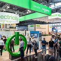 Impression des Messegeschehens mit vielen Besucher:innen auf der efa:ON 2023 