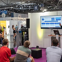 Mann hält Vortrag auf der netze:ON 2023