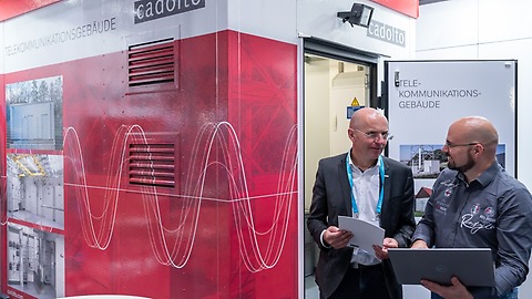 Zwei Männer sind in einem Gespräch auf der netze:ON 2023