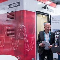 Zwei Männer sind in einem Gespräch auf der netze:ON 2023